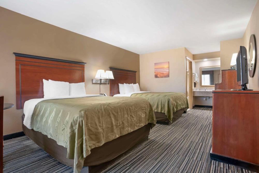Queen Room with Two Queen Beds - Non-Smoking interior